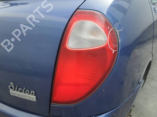 Używane Lampa tylna prawa DAIHATSU SIRION (M1) 1.0 i (M100) (56 hp) 2681157