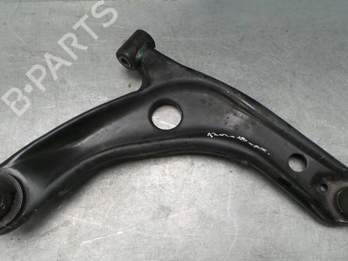 Querlenker rechts vorne für TOYOTA YARIS (_P13_) 1.3 (NSP130_, NSP130) (95 hp) 238779