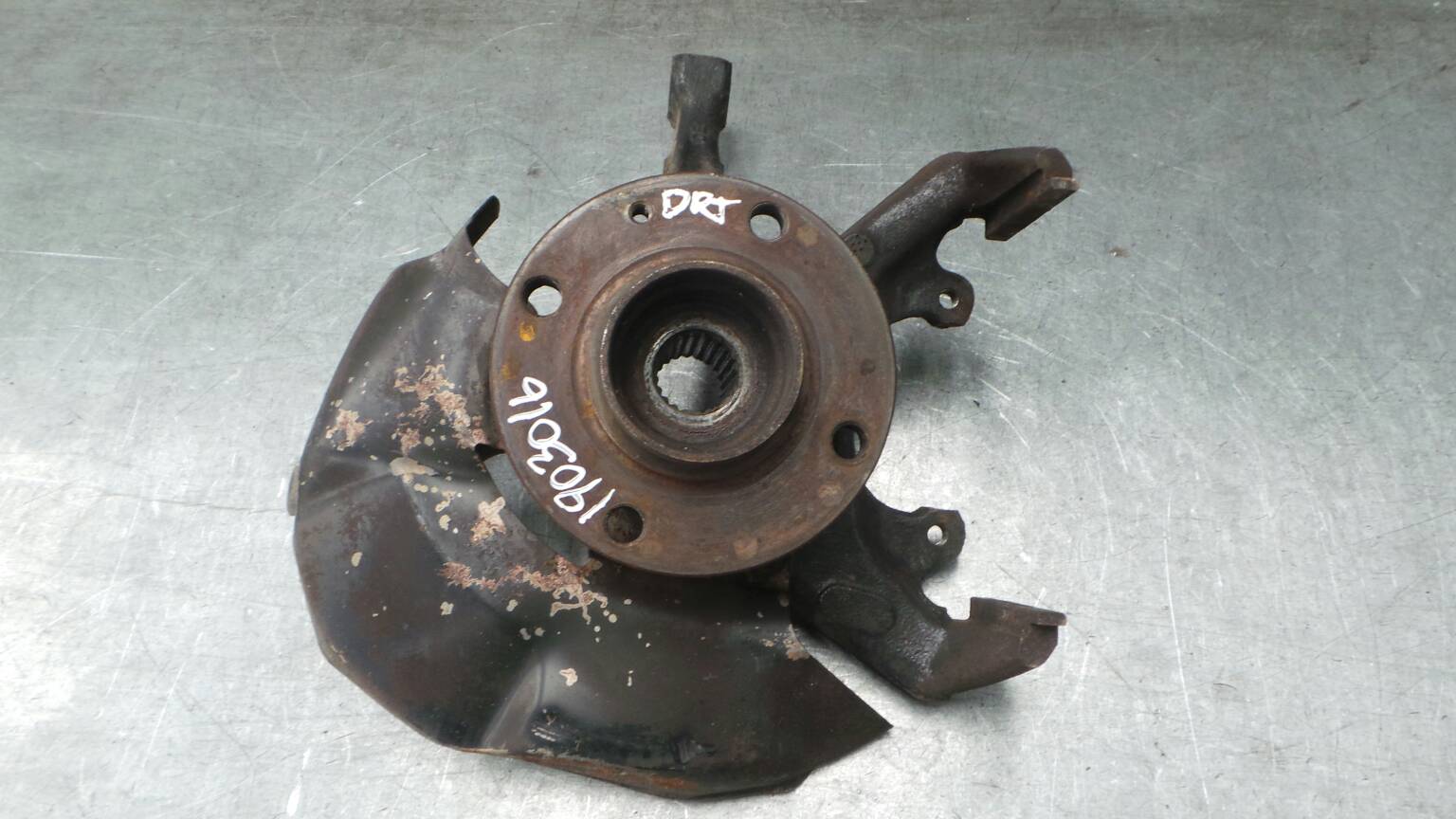 Right front steering knuckle VW GOLF II (19E, 1G1) 1.3 Cat 3017424 B