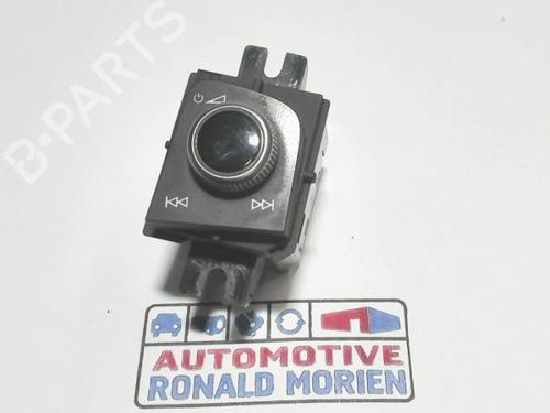switch-audi-a4-b9-avant-8w5-8wd-2015-40362125 main image