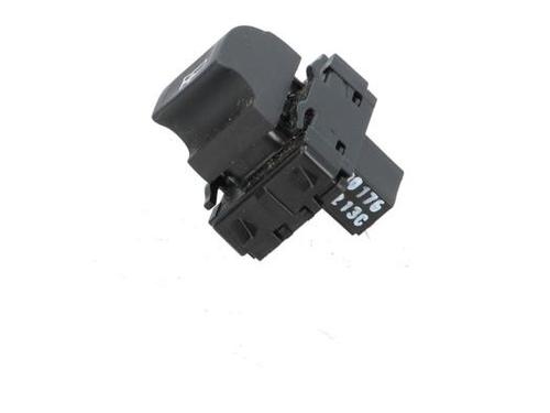 switch-renault-megane-iii-hatchback-bz01_-b3_-2008-40393663 main image