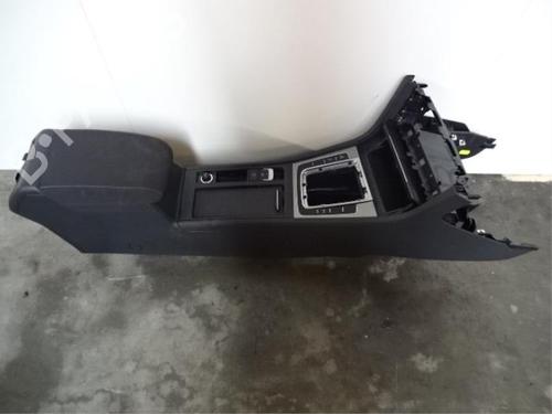 middle-console-vw-golf-vii-5g1-bq1-be1-be2-2012-2013-2014-2015-2016-2017-2018-2019-2020-2021-40361870 main image