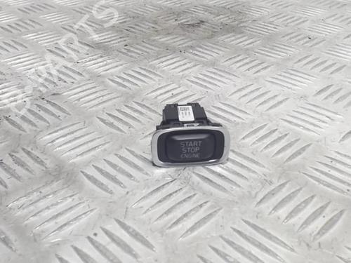 switch-volvo-v40-hatchback-525-2012-2013-2014-2015-2016-2017-2018-2019-40481740 main image