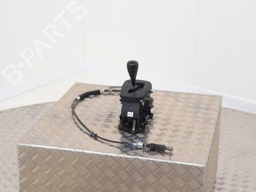 Used Gear lever Gear lever TOYOTA YARIS (_P13_) 1.5 Hybrid (NHP130_, NHP130) (101 hp) 40473948 40473948