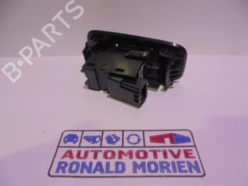 switch-volvo-v40-hatchback-525-2012-2013-2014-2015-2016-2017-2018-2019-40362085 main image