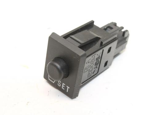 Used Switch Switch TOYOTA YARIS (_P13_) 1.5 Hybrid (NHP130_, NHP130) (101 hp) 39847445 39847445
