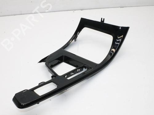 Console centrale Console centrale BMW X1 (F48) xDrive 20 d (190 hp) 39811637 39811637