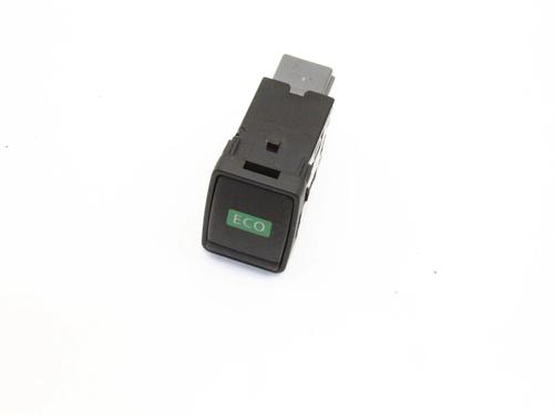 switch-nissan-pulsar-hatchback-c13-2014-39768421 main image