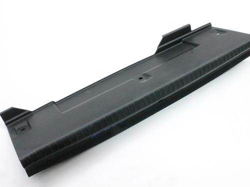 Pynteleist til bakluke Pynteleist til bakluke OPEL CORSA F (P2JO) 1.2 (68) (101 hp) 39813540 39813540