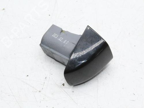 front-left-exterior-door-handle-renault-arkana-i-lcm_-ldn_-2019-39768254 main image