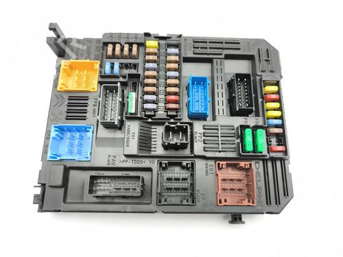 Used Fuse box Fuse box 37448388 37448388