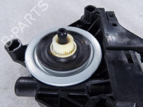 Vindusheismotor høyre foran VOLVO V40 Hatchback (525) D2 | BP8195699E20