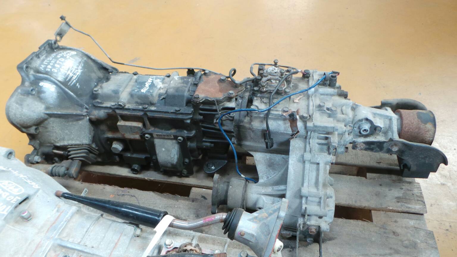 Gearbox MITSUBISHI PAJERO II (V3_W, V2_W, V4_W, V5_W) 2.5 TD 4WD (V24W)  3964940 | B-Parts, image size:1536x864