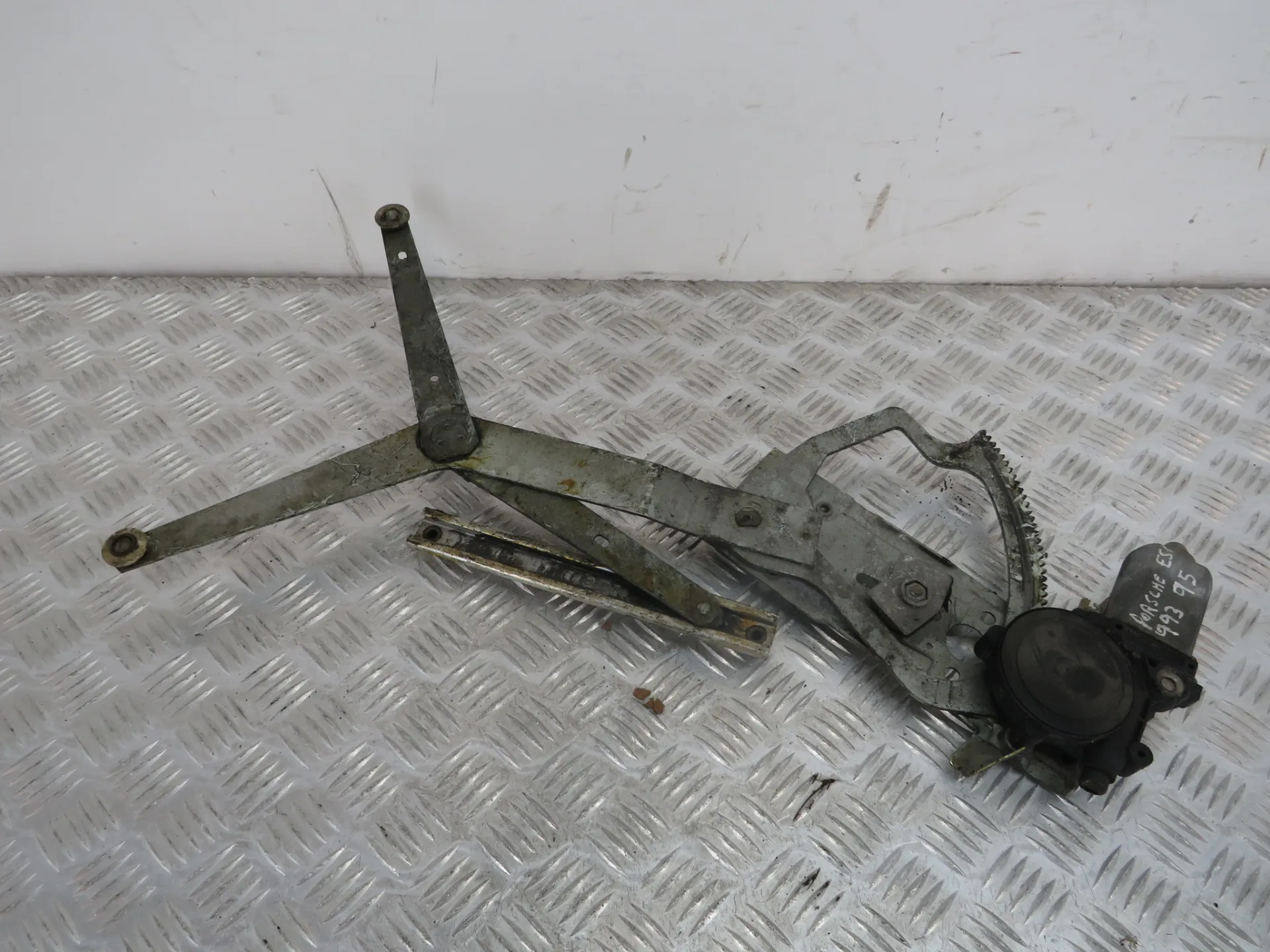 Front left window mechanism – Porsche 911 (993) (1993-1997)
