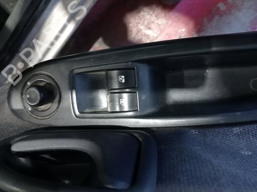 Mando elevalunas delantero izquierdo RENAULT CLIO II (BB_, CB_) 1.2 (BB0A, BB0F, BB10, BB1K, BB28, BB2D, BB2H, CB0A,... (58 hp) 30674728