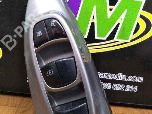 Used Left front window switch NISSAN JUKE (F15) [2010-2019]  7468371
