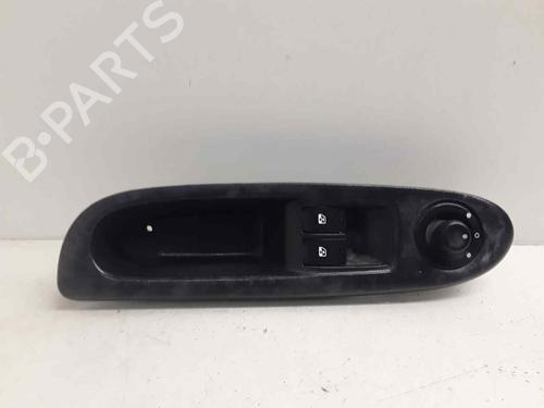 Mando elevalunas delantero izquierdo RENAULT CLIO II (BB_, CB_) 1.9 D (B/CB0E, BB0J) (64 hp) 29138215