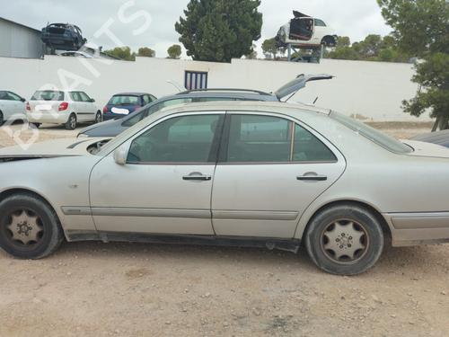Fuse box MERCEDES-BENZ E-CLASS (W210) E 290 Turbo-D (210.017) | BP24878569E1 