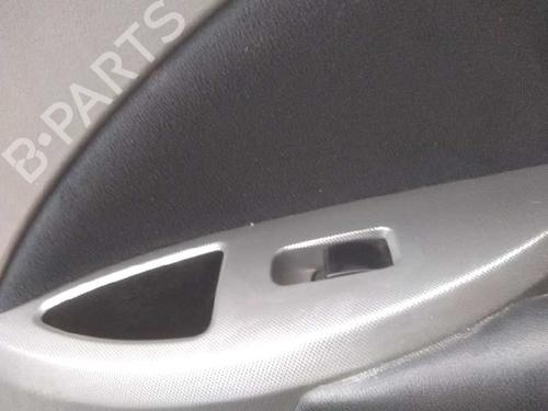 Used Right front window switch MITSUBISHI GRANDIS (NA_W) [2003-2011]  7468327