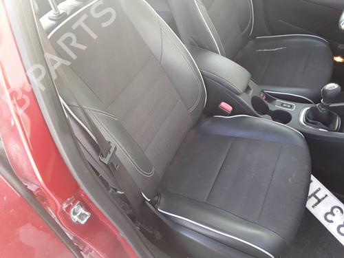 right-front-seat-renault-fluence-l3_-2010-36650317 main image