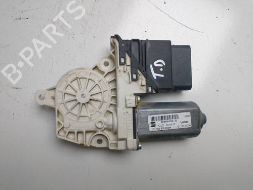 Used Right rear window motor SEAT LEON (1P1) 1.6 TDI (105 hp) 15730759
