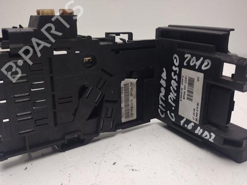 Used Fuse box Fuse box 37697345 37697345