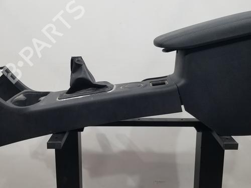 Accoudoir central MITSUBISHI OUTLANDER III (GG_W, GF_W, ZJ, ZL, ZK) 2.2 Di-D (GF6W) (150 hp) 30879824