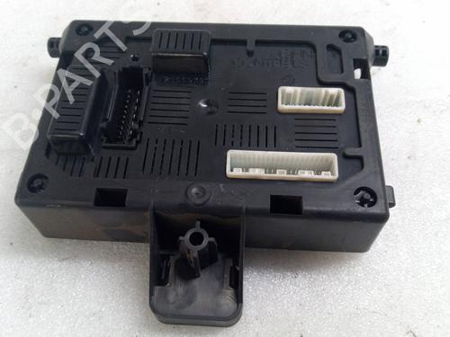 Used Fuse box RENAULT CLIO III (BR0/1, CR0/1) 1.5 dCi (BR17, CR17) (86 hp) 25818806