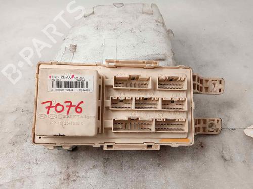 Used Fuse box HYUNDAI SANTA FÉ II (CM) 2.2 CRDi GLS (150 hp) 17950868
