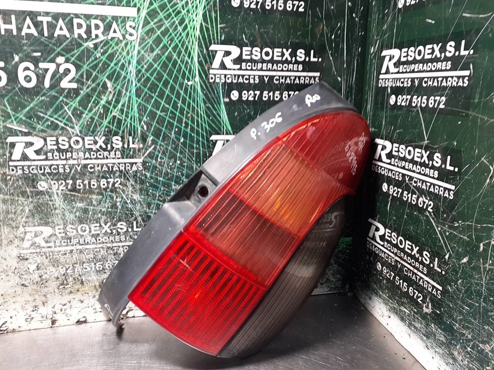 Vitre Arrière Droit Pour PEUGEOT 306 BREAK - Référence 9204C4, D'Occasion En Bon État