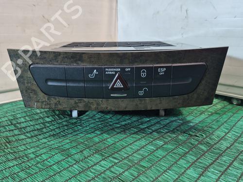 Warnblinkschalter für MERCEDES-BENZ E-CLASS (W211) E 320 CDI (211.026) (204 hp) 30684751