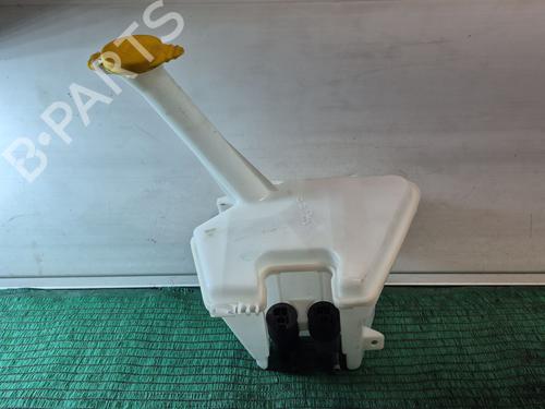 Used Windscreen washer tank TOYOTA YARIS (_P13_) 1.5 Hybrid (NHP130_, NHP130) (101 hp) 31651031