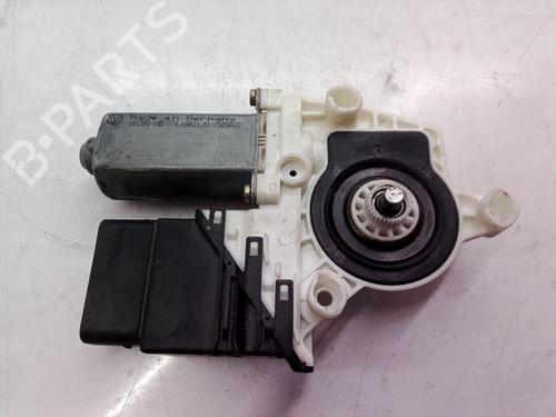 Rudehejsemotor bagstkærm højre SEAT LEON (1M1) 1.6 16 V (105 hp) 8641940