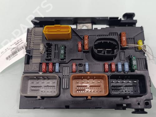 Used Fuse box Fuse box 38172064 38172064