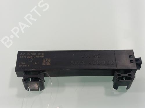 Used Antenna/Base Antenna/Base AUDI A3 Sportback (8YA, 8YF) 35 TDI (150 hp) 33440744 33440744