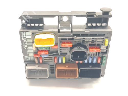 Used Fuse box PEUGEOT 407 (6D_) 2.0 HDi 135 (6DRHRH, 6DRHRE, 6DRHRG, 6DRHRJ) (136 hp) 31048102