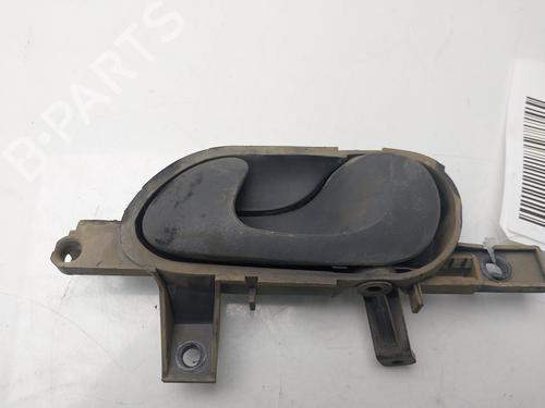 Używane Klamka wewnętrzna drzwi przednich prawych FIAT SCUDO Platform/Chassis (220_) 2.0 JTD (94 hp) 30832580