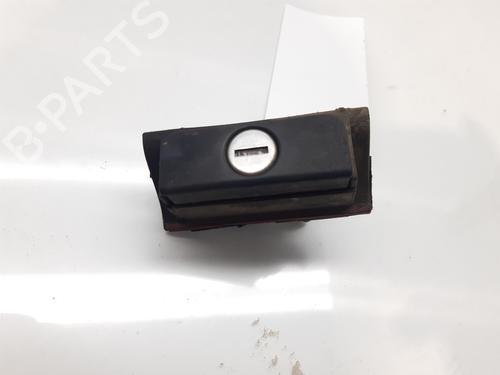 Używane Klamka klapy tylnej / bagażnika AUDI A4 B5 (8D2) 1.9 TDI (90 hp) 10723740