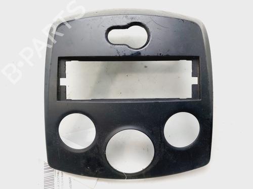 Used Middle console RENAULT CLIO III (BR0/1, CR0/1) 1.5 dCi (BR17, CR17) (86 hp) 28069073