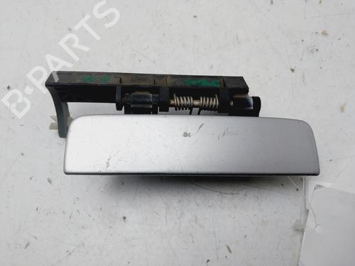 Używane Klamka zewnętrzna drzwi przednich prawych PEUGEOT 306 (7B, N3, N5) 1.6 SR (89 hp) 29348230