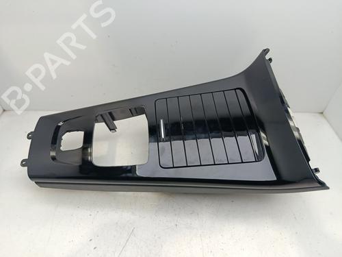 Mittelkonsole MERCEDES-BENZ A-CLASS (W177) A 200 d (177.012) (150 hp) 30930243