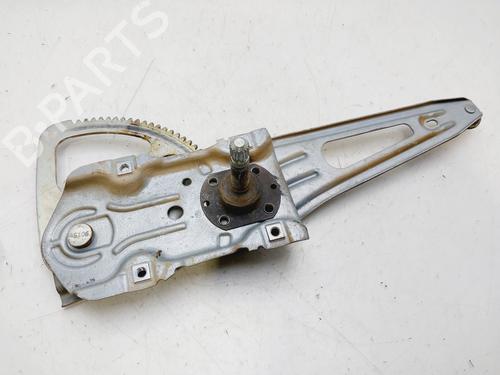 Rudehejsemekanisme venstre bagtil TOYOTA YARIS (_P9_) 1.4 D-4D (NLP90_, NLP90R) (90 hp) 31320185