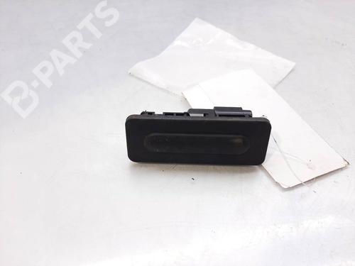 Used Tailgate handle PEUGEOT 3008 II SUV (MC_, MR_, MJ_, M4_) 1.2 THP/ PureTech 130 (MRHNSM, MRHNSU, MRHNSJ, MRHNYW,... (131 hp) 10413947
