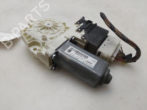 Rudehejsemotor bagstkærm højre SEAT LEON (1P1) 1.9 TDI (105 hp) 27249298