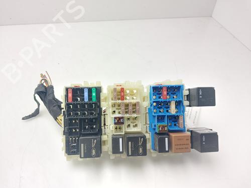 Used Fuse box Fuse box 32423305 32423305