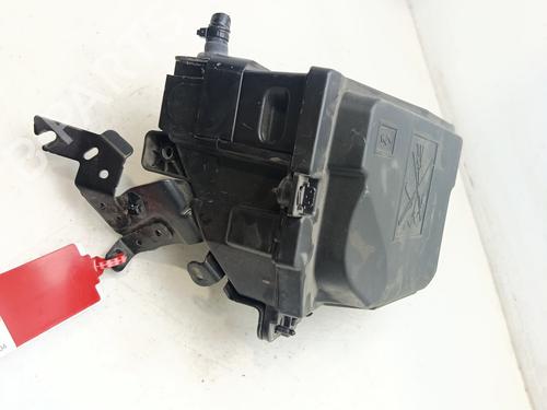 Used Fuse box Fuse box 37438074 37438074