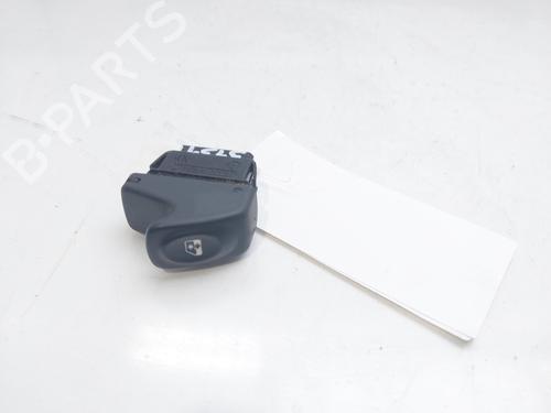 Used Right front window switch RENAULT MEGANE I Classic (LA0/1_) 1.9 dTi (LA08, LA0N, LA0K) (98 hp) 13252192