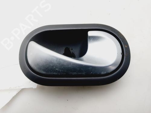 Maneta interior trasera derecha Maneta interior trasera derecha RENAULT MEGANE II (BM0/1_, CM0/1_) 1.5 dCi (BM1F, CM1F) (86 hp) 33219208 33219208