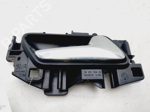 Używane Klamka wewnętrzna drzwi przednich prawych OPEL MOKKA [2020-2025]  30857623