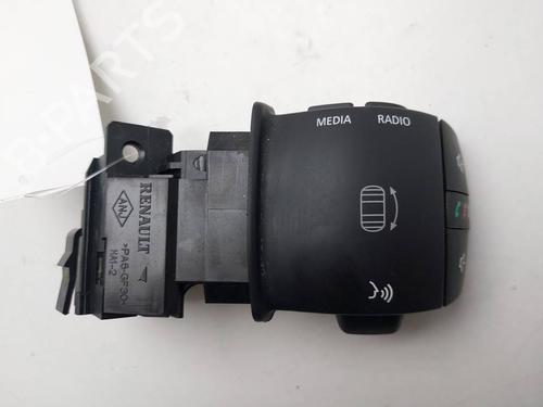 switch-renault-megane-iii-hatchback-bz01_-b3_-2008-40181944 main image